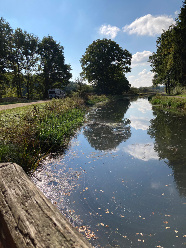 Kanal hinter Berg